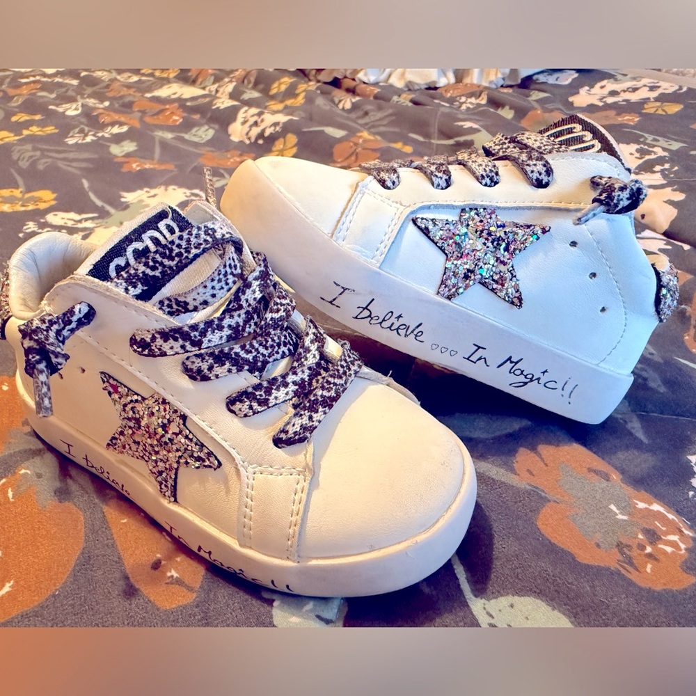 Toddler girl White Sneakers with Glitter Star
